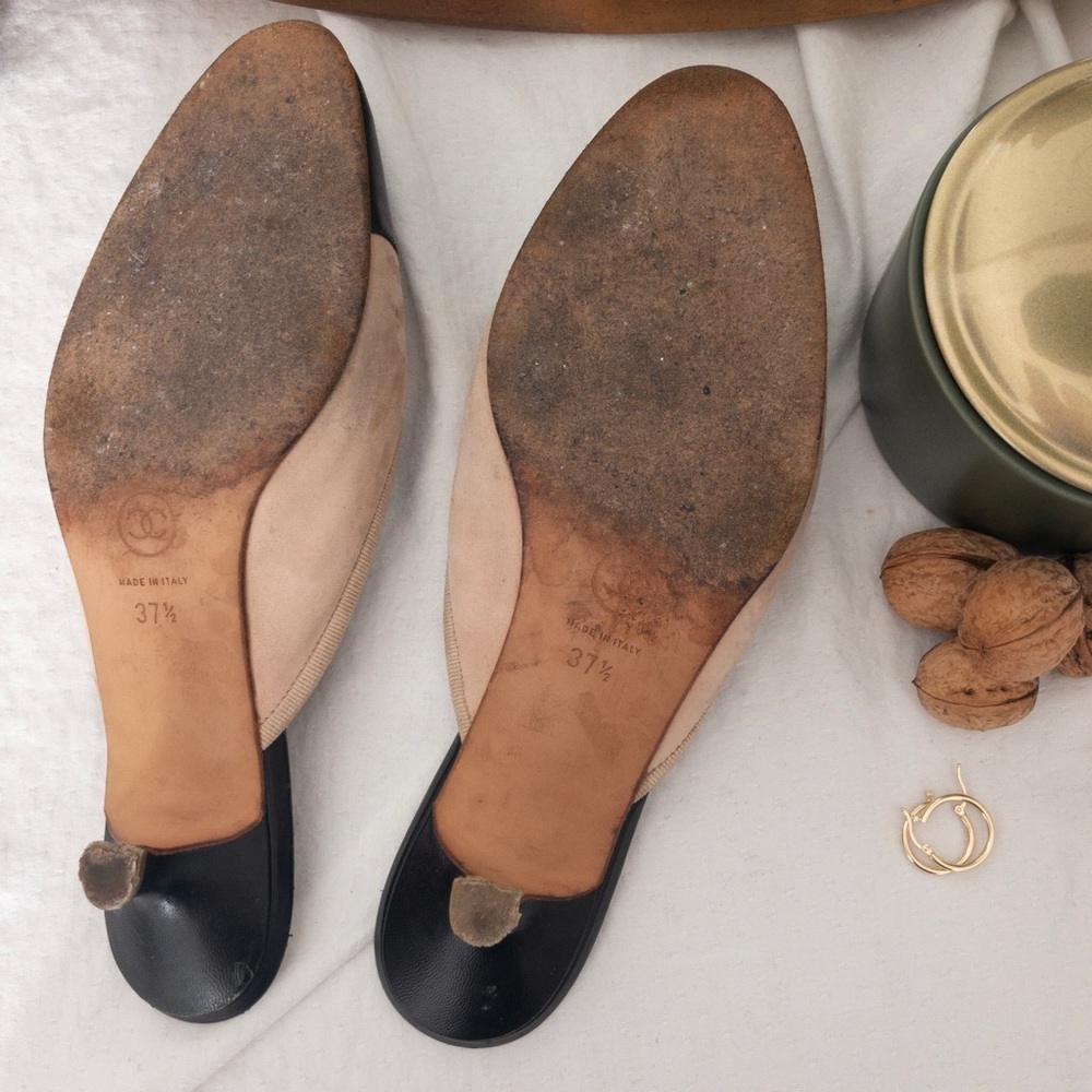 Chanel ~ Vintage blush and black mules - Picture 3 of 5